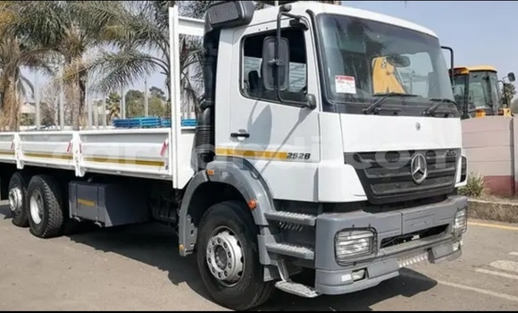 Tenga Tsaru Mercedes–Benz Truck Chena Rori in Lusaka in Zambia Tenga Tsaru Mercedes–Benz Truck Chena Rori in Lusaka in Zambia