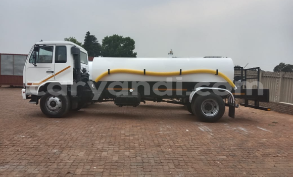 Nunua Ilio tumika Nissan UD Nyeupe Lori ndani ya Lusaka nchini Zambia Nunua Ilio tumika Nissan UD Nyeupe Lori ndani ya Lusaka nchini Zambia