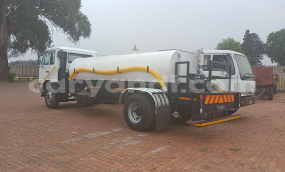 Nunua Ilio tumika Nissan UD Nyeupe Lori ndani ya Lusaka nchini Zambia Nunua Ilio tumika Nissan UD Nyeupe Lori ndani ya Lusaka nchini Zambia