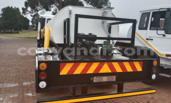 Nunua Ilio tumika Nissan UD Nyeupe Lori ndani ya Lusaka nchini Zambia Nunua Ilio tumika Nissan UD Nyeupe Lori ndani ya Lusaka nchini Zambia