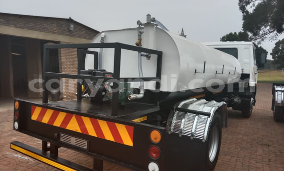 Nunua Ilio tumika Nissan UD Nyeupe Lori ndani ya Lusaka nchini Zambia Nunua Ilio tumika Nissan UD Nyeupe Lori ndani ya Lusaka nchini Zambia