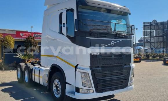 Nunua Ilio tumika Volvo F4 Nyeupe Lori ndani ya Lusaka nchini Zambia Nunua Ilio tumika Volvo F4 Nyeupe Lori ndani ya Lusaka nchini Zambia