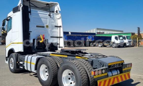 Nunua Ilio tumika Volvo F4 Nyeupe Lori ndani ya Lusaka nchini Zambia Nunua Ilio tumika Volvo F4 Nyeupe Lori ndani ya Lusaka nchini Zambia