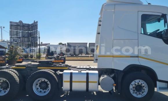 Nunua Ilio tumika Volvo F4 Nyeupe Lori ndani ya Lusaka nchini Zambia Nunua Ilio tumika Volvo F4 Nyeupe Lori ndani ya Lusaka nchini Zambia