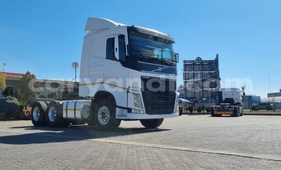 Nunua Ilio tumika Volvo F4 Nyeupe Lori ndani ya Lusaka nchini Zambia Nunua Ilio tumika Volvo F4 Nyeupe Lori ndani ya Lusaka nchini Zambia