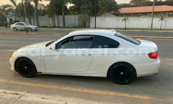 Nunua Ilio tumika BMW E3 Nyeupe Gari ndani ya Lusaka nchini Zambia Nunua Ilio tumika BMW E3 Nyeupe Gari ndani ya Lusaka nchini Zambia