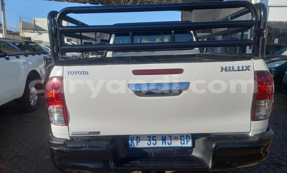 Nunua Ilio tumika Toyota Hilux Nyeupe Gari ndani ya Chilanga nchini Lusaka Nunua Ilio tumika Toyota Hilux Nyeupe Gari ndani ya Chilanga nchini Lusaka