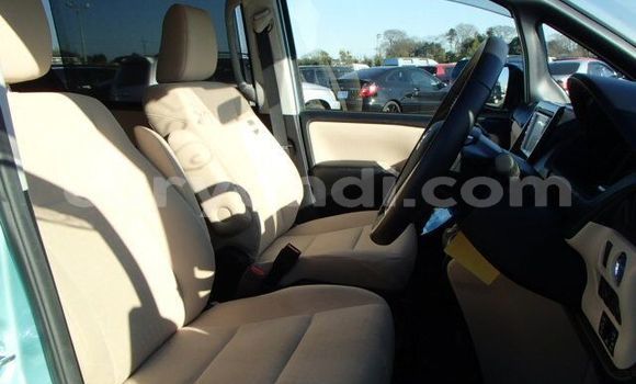 Acheter Occasion Voiture Toyota Noah Bleu à Livingstone, Zambie Acheter Occasion Voiture Toyota Noah Bleu à Livingstone, Zambie