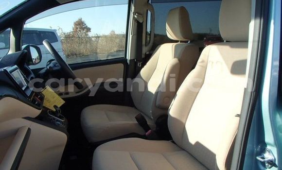 Acheter Occasion Voiture Toyota Noah Bleu à Livingstone, Zambie Acheter Occasion Voiture Toyota Noah Bleu à Livingstone, Zambie