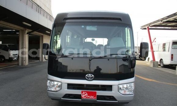 Nunua Ilio tumika Toyota Coaster Fedha Gari ndani ya Kitwe nchini Zambia Nunua Ilio tumika Toyota Coaster Fedha Gari ndani ya Kitwe nchini Zambia