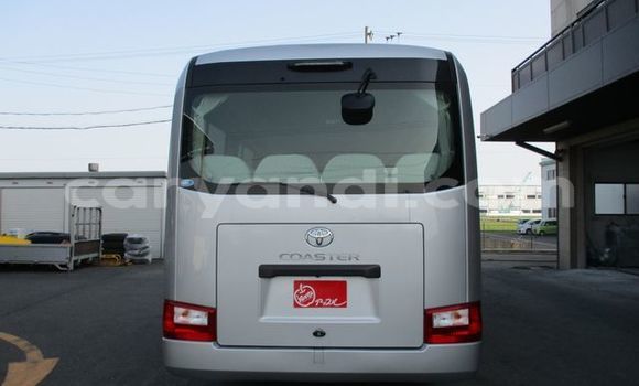 Nunua Ilio tumika Toyota Coaster Fedha Gari ndani ya Kitwe nchini Zambia Nunua Ilio tumika Toyota Coaster Fedha Gari ndani ya Kitwe nchini Zambia