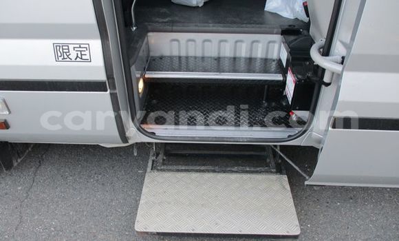 Nunua Ilio tumika Toyota Coaster Fedha Gari ndani ya Kitwe nchini Zambia Nunua Ilio tumika Toyota Coaster Fedha Gari ndani ya Kitwe nchini Zambia