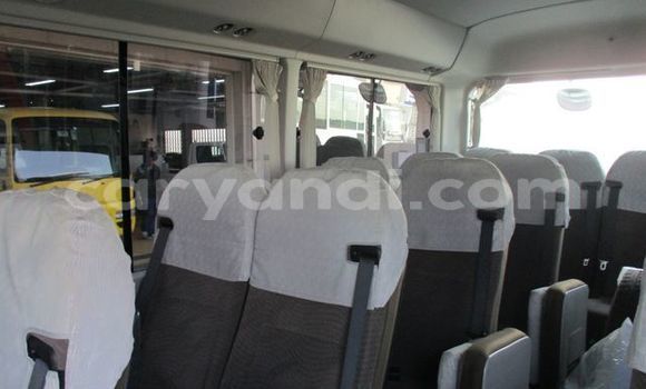 Nunua Ilio tumika Toyota Coaster Fedha Gari ndani ya Kitwe nchini Zambia Nunua Ilio tumika Toyota Coaster Fedha Gari ndani ya Kitwe nchini Zambia