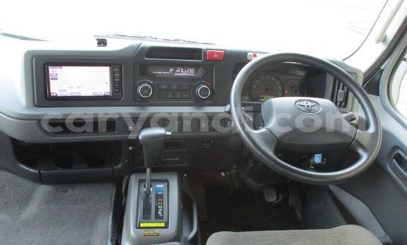 Nunua Ilio tumika Toyota Coaster Fedha Gari ndani ya Kitwe nchini Zambia Nunua Ilio tumika Toyota Coaster Fedha Gari ndani ya Kitwe nchini Zambia