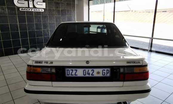 Acheter Occasion Voiture Toyota Corolla Blanc à Livingstone, Zambie Acheter Occasion Voiture Toyota Corolla Blanc à Livingstone, Zambie