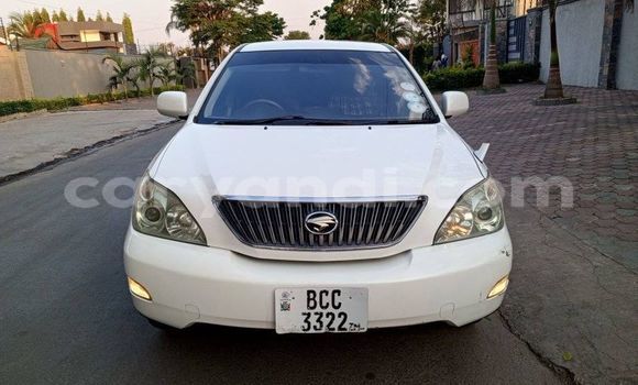 Nunua Ilio tumika Toyota Harrier Nyeupe Gari ndani ya Chama nchini Kusini