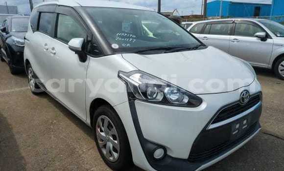 Buy Used Toyota Sienta White Car in Kitwe in Zambia