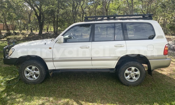 Nunua Ilio tumika Toyota Land Cruiser Nyeupe Gari ndani ya Serenje nchini Kati