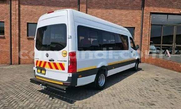 Buy Used Mercedes‒Benz 300CD White Car in Lusaka in Zambia Buy Used Mercedes‒Benz 300CD White Car in Lusaka in Zambia