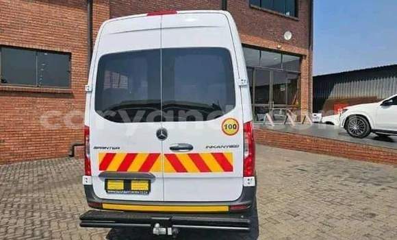 Buy Used Mercedes‒Benz 300CD White Car in Lusaka in Zambia Buy Used Mercedes‒Benz 300CD White Car in Lusaka in Zambia