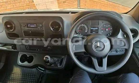 Buy Used Mercedes‒Benz 300CD White Car in Lusaka in Zambia Buy Used Mercedes‒Benz 300CD White Car in Lusaka in Zambia