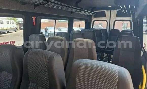 Buy Used Mercedes‒Benz 300CD White Car in Lusaka in Zambia Buy Used Mercedes‒Benz 300CD White Car in Lusaka in Zambia