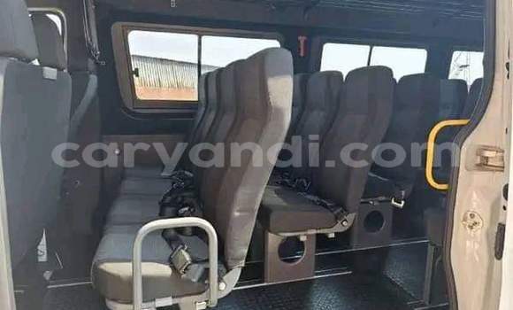 Buy Used Mercedes‒Benz 300CD White Car in Lusaka in Zambia Buy Used Mercedes‒Benz 300CD White Car in Lusaka in Zambia