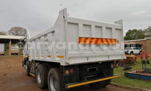 Acheter Occasion Utilitaire Nissan UD Blanc à Lusaka, Zambie Acheter Occasion Utilitaire Nissan UD Blanc à Lusaka, Zambie