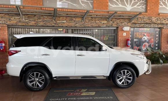 Acheter Occasion Voiture Toyota Fortuner Blanc à Livingstone, Zambie Acheter Occasion Voiture Toyota Fortuner Blanc à Livingstone, Zambie