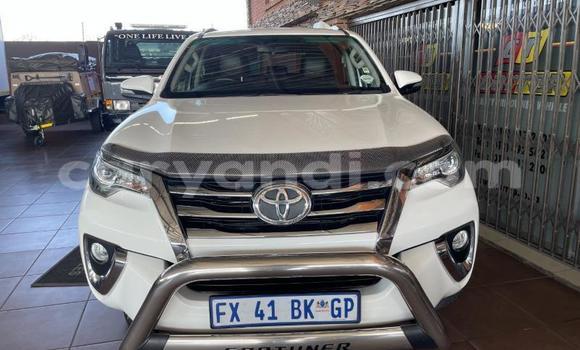 Acheter Occasion Voiture Toyota Fortuner Blanc à Livingstone, Zambie Acheter Occasion Voiture Toyota Fortuner Blanc à Livingstone, Zambie