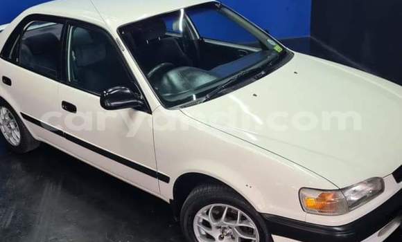 Acheter Occasion Voiture Toyota Corolla Blanc à Livingstone, Zambie Acheter Occasion Voiture Toyota Corolla Blanc à Livingstone, Zambie