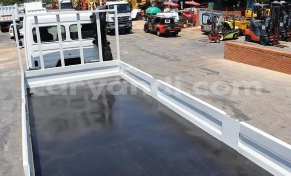 Acheter Occasion Utilitaire Mercedes–Benz Truck Blanc à Lusaka, Zambie Acheter Occasion Utilitaire Mercedes–Benz Truck Blanc à Lusaka, Zambie