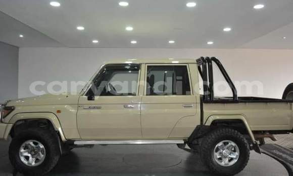Acheter Occasion Voiture Toyota Land Cruiser Beige à Lusaka, Zambie Acheter Occasion Voiture Toyota Land Cruiser Beige à Lusaka, Zambie