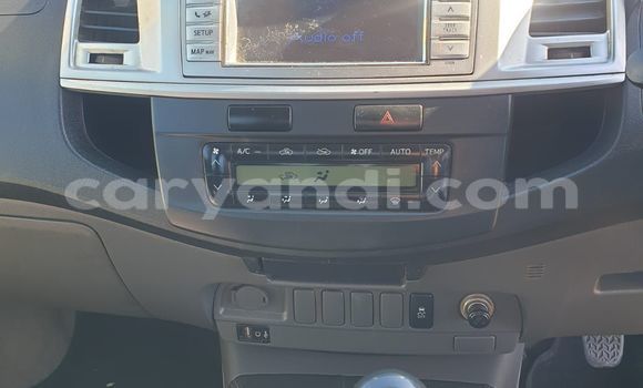 Tenga Tsaru Toyota Hilux Tsvuku Mota in Kitwe in Zambia Tenga Tsaru Toyota Hilux Tsvuku Mota in Kitwe in Zambia