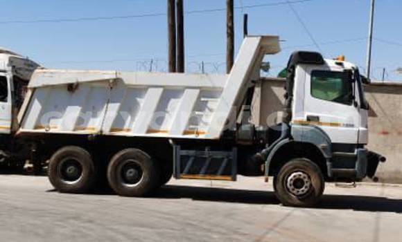 Tenga Tsaru Mercedes–Benz 814 Chena Rori in Choma in Southern Tenga Tsaru Mercedes–Benz 814 Chena Rori in Choma in Southern