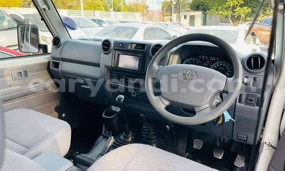 Acheter Occasion Voiture Toyota Land Cruiser Prado Blanc à Lusaka, Zambie Acheter Occasion Voiture Toyota Land Cruiser Prado Blanc à Lusaka, Zambie