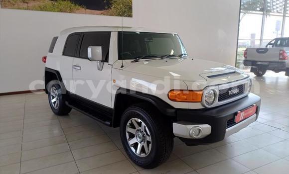 Buy Used Toyota FJ Cruiser White Car in Livingstone in Zambia Buy Used Toyota FJ Cruiser White Car in Livingstone in Zambia