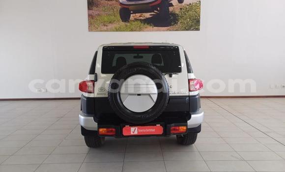 Buy Used Toyota FJ Cruiser White Car in Livingstone in Zambia Buy Used Toyota FJ Cruiser White Car in Livingstone in Zambia