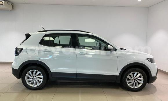 Buy Used Volkswagen T-Roc White Car in Kitwe in Zambia Buy Used Volkswagen T-Roc White Car in Kitwe in Zambia