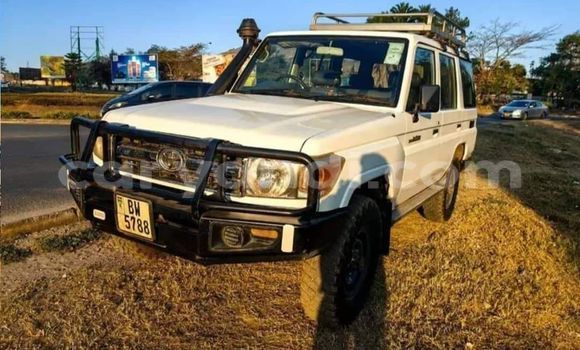 Nunua Ilio tumika Toyota Land Cruiser Nyeupe Gari ndani ya Lusaka nchini Zambia Nunua Ilio tumika Toyota Land Cruiser Nyeupe Gari ndani ya Lusaka nchini Zambia
