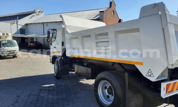 Nunua Ilio tumika Hino 300 Series Nyeupe Lori ndani ya Lusaka nchini Zambia Nunua Ilio tumika Hino 300 Series Nyeupe Lori ndani ya Lusaka nchini Zambia