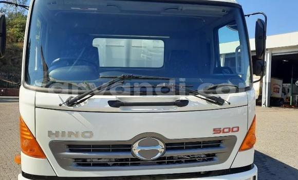 Nunua Ilio tumika Hino 300 Series Nyeupe Lori ndani ya Lusaka nchini Zambia Nunua Ilio tumika Hino 300 Series Nyeupe Lori ndani ya Lusaka nchini Zambia