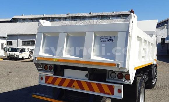 Nunua Ilio tumika Hino 300 Series Nyeupe Lori ndani ya Lusaka nchini Zambia Nunua Ilio tumika Hino 300 Series Nyeupe Lori ndani ya Lusaka nchini Zambia