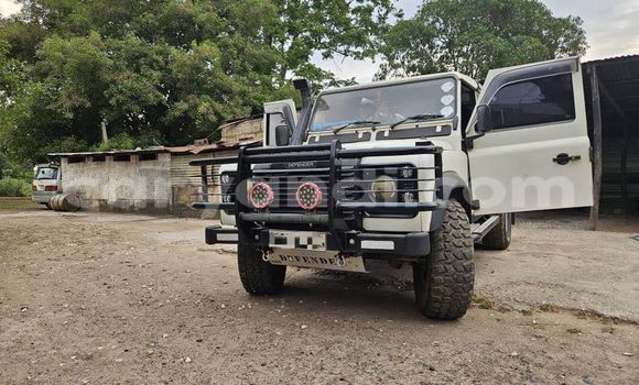 Acheter Occasion Voiture Land Rover Defender Blanc à Chinsali, Nord Acheter Occasion Voiture Land Rover Defender Blanc à Chinsali, Nord