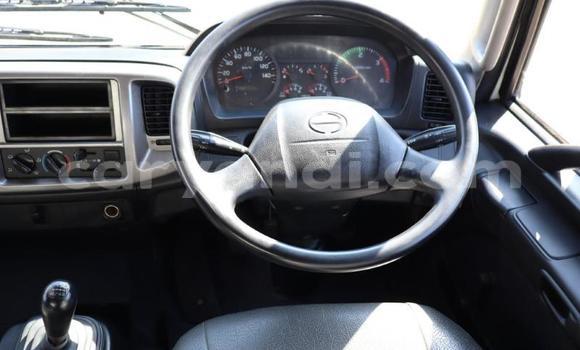 Nunua Ilio tumika Hino 300 Series Nyeupe Lori ndani ya Livingstone nchini Zambia Nunua Ilio tumika Hino 300 Series Nyeupe Lori ndani ya Livingstone nchini Zambia