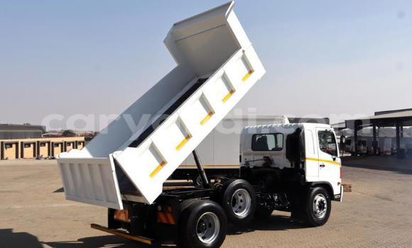 Nunua Ilio tumika Hino 300 Series Nyeupe Lori ndani ya Livingstone nchini Zambia Nunua Ilio tumika Hino 300 Series Nyeupe Lori ndani ya Livingstone nchini Zambia