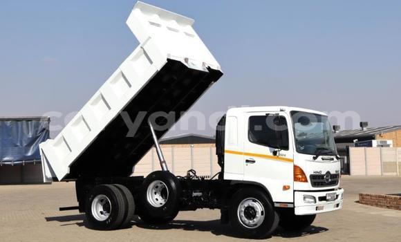 Nunua Ilio tumika Hino 300 Series Nyeupe Lori ndani ya Livingstone nchini Zambia Nunua Ilio tumika Hino 300 Series Nyeupe Lori ndani ya Livingstone nchini Zambia