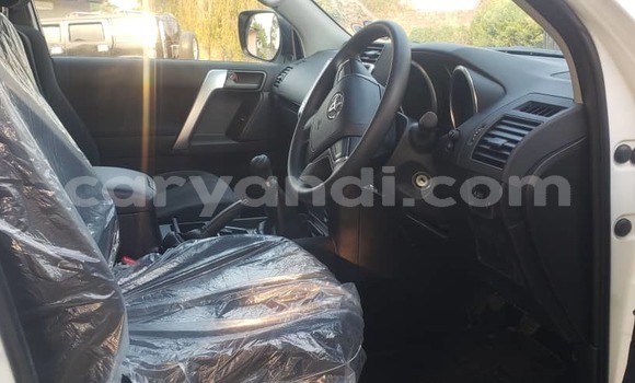 Nunua Mpya Toyota Land Cruiser Prado Nyeupe Gari ndani ya Ndola nchini Zambia