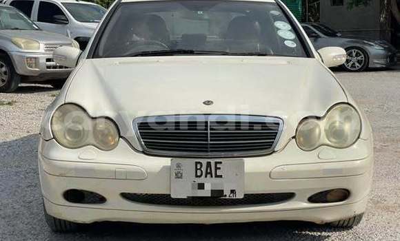 Acheter Occasion Voiture Mercedes-Benz C180 coupe Blanc à Lusaka, Zambie