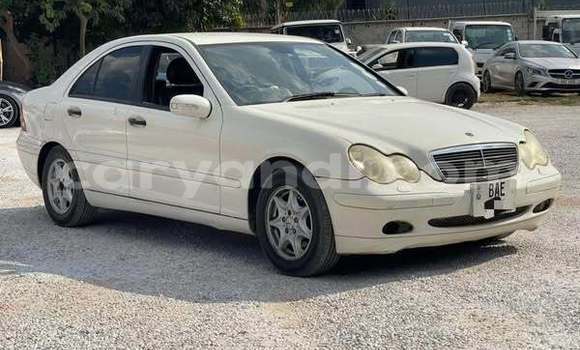 Acheter Occasion Voiture Mercedes-Benz C180 coupe Blanc à Lusaka, Zambie Acheter Occasion Voiture Mercedes-Benz C180 coupe Blanc à Lusaka, Zambie